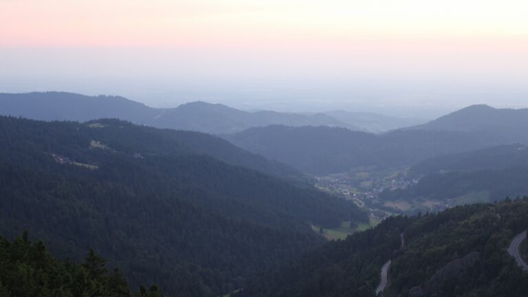 Dieses Bild zeigt eine Webcam-Aufnahme vom Achertal, aufgenommen am Mittwoch, den 18.06.2025 um 21:50 Uhr. Die Temperatur betrug 18.7°C.