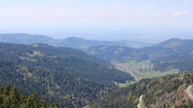 Dieses Bild zeigt eine Webcam-Aufnahme vom Achertal, aufgenommen am Samstag, den 18.04.2026 um 13:50 Uhr. Die Temperatur betrug 14.9°C.