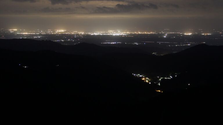 Dieses Bild zeigt eine Webcam-Aufnahme vom Achertal, aufgenommen am Freitag, den 23.05.2025 um 03:50 Uhr. Die Temperatur betrug 4.4°C.