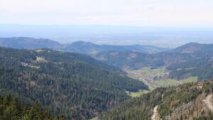 Dieses Bild zeigt eine Webcam-Aufnahme vom Achertal, aufgenommen am Sonntag, den 05.04.2026 um 13:40 Uhr. Die Temperatur betrug 12.5°C.