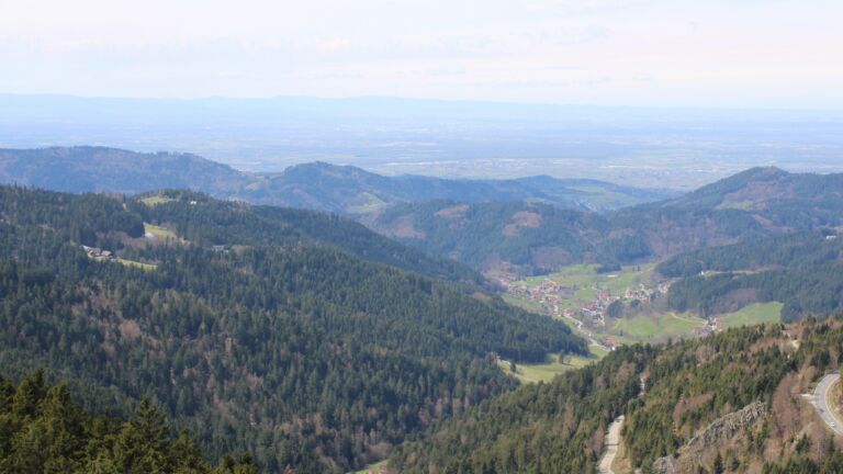 Dieses Bild zeigt eine Webcam-Aufnahme vom Achertal, aufgenommen am Sonntag, den 05.04.2026 um 13:40 Uhr. Die Temperatur betrug 12.5°C.