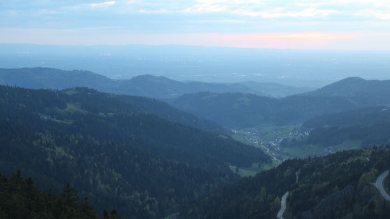 Dieses Bild zeigt eine Webcam-Aufnahme vom Achertal, aufgenommen am Samstag, den 18.04.2026 um 20:40 Uhr. Die Temperatur betrug 12.2°C.