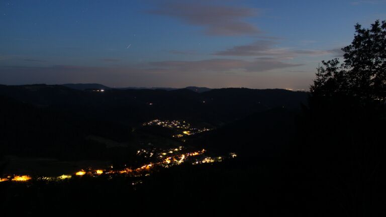 Dieses Bild zeigt eine Webcam-Aufnahme vom Achertal, aufgenommen am Dienstag, den 07.07.2026 um 22:50 Uhr. Die Temperatur betrug 21.6°C.