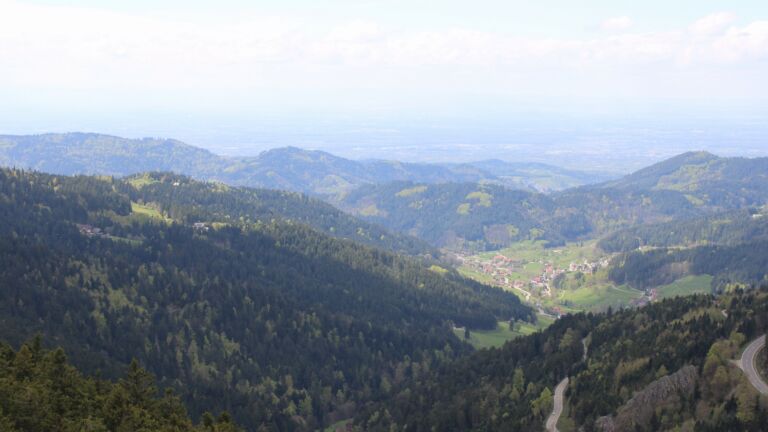 Dieses Bild zeigt eine Webcam-Aufnahme vom Achertal, aufgenommen am Montag, den 20.04.2026 um 14:10 Uhr. Die Temperatur betrug 7.9°C.