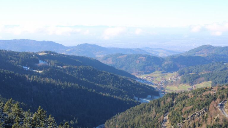 Dieses Bild zeigt eine Webcam-Aufnahme vom Achertal, aufgenommen am Dienstag, den 18.11.2025 um 13:00 Uhr. Die Temperatur betrug 3.1°C.