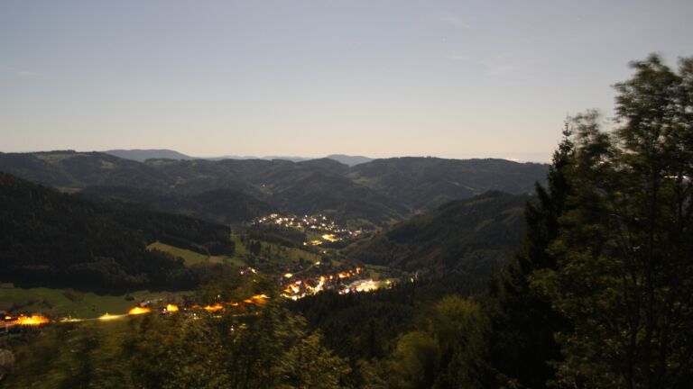 Dieses Bild zeigt eine Webcam-Aufnahme vom Achertal, aufgenommen am Sonntag, den 27.09.2026 um 03:30 Uhr. Die Temperatur betrug 20°C.
