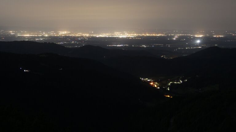 Dieses Bild zeigt eine Webcam-Aufnahme vom Achertal, aufgenommen am Montag, den 09.06.2025 um 01:30 Uhr. Die Temperatur betrug 7.4°C.