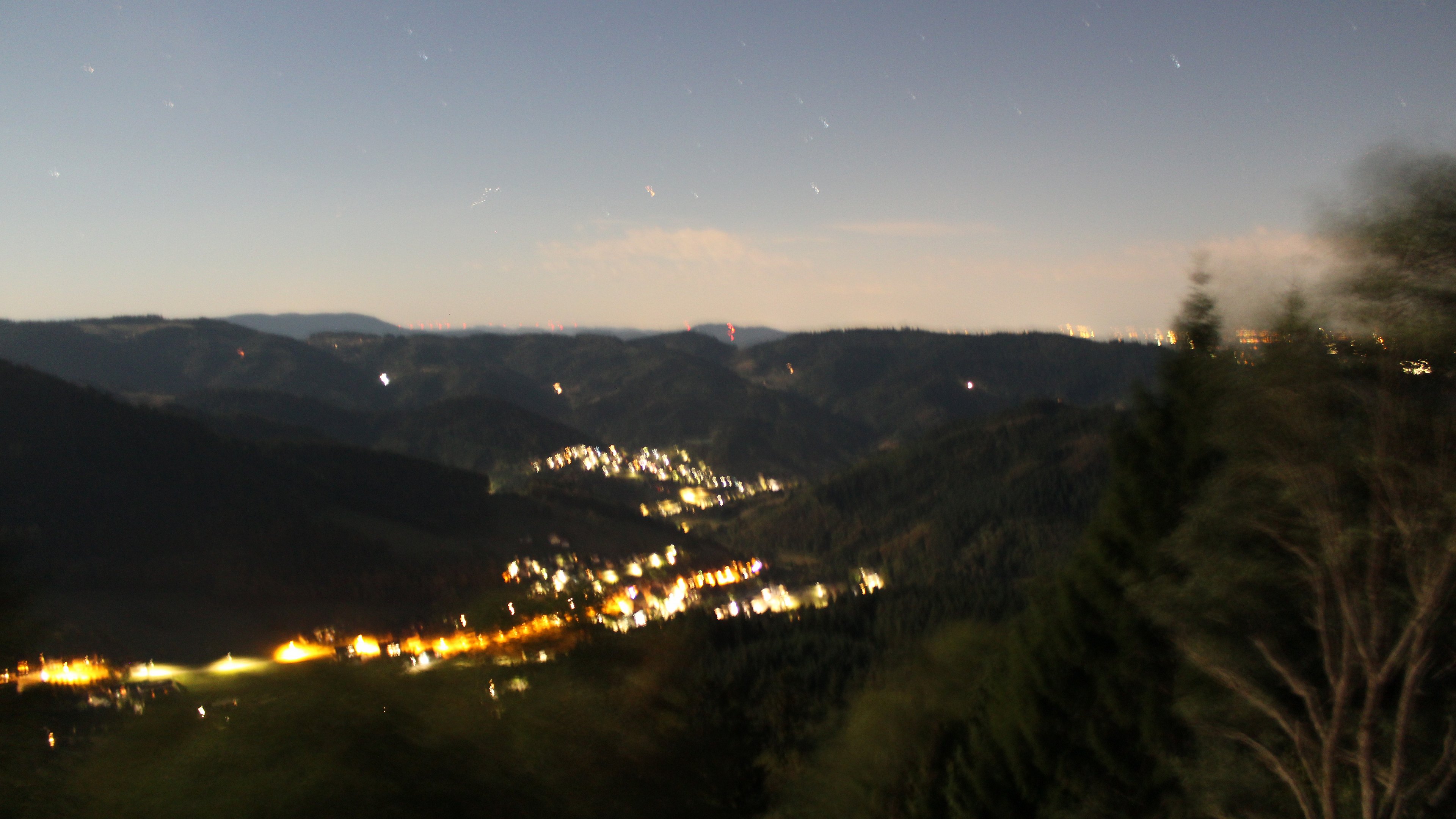 Dieses Bild zeigt eine Webcam-Aufnahme vom Achertal, aufgenommen am Mittwoch, den 26.08.2026 um 22:30 Uhr. Die Temperatur betrug 21.8°C.
