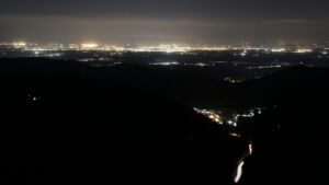 Dieses Bild zeigt eine Webcam-Aufnahme vom Achertal, aufgenommen am Sonntag, den 19.04.2026 um 23:30 Uhr. Die Temperatur betrug 5.6°C.