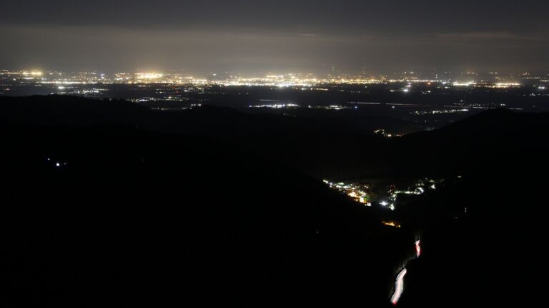 Dieses Bild zeigt eine Webcam-Aufnahme vom Achertal, aufgenommen am Sonntag, den 19.04.2026 um 23:30 Uhr. Die Temperatur betrug 5.6°C.