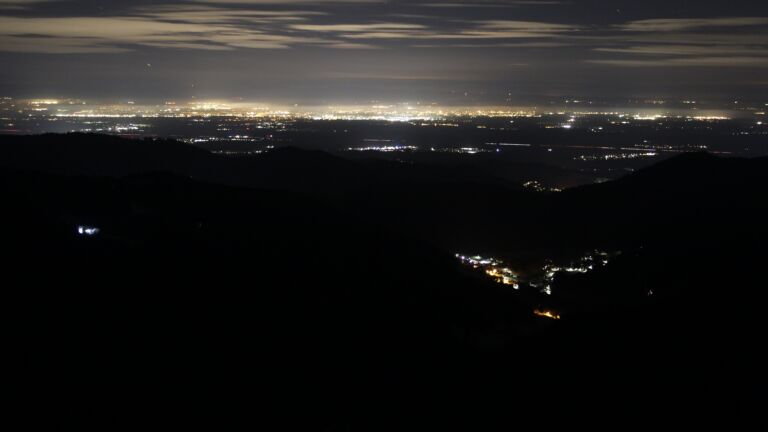 Dieses Bild zeigt eine Webcam-Aufnahme vom Achertal, aufgenommen am Mittwoch, den 19.11.2025 um 02:00 Uhr. Die Temperatur betrug -4.1°C.