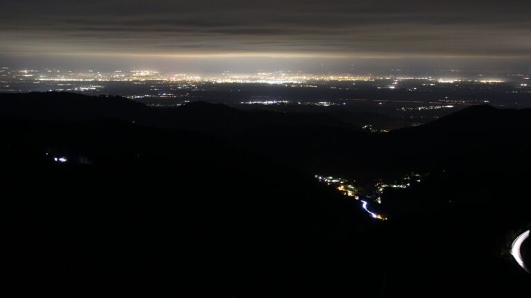Dieses Bild zeigt eine Webcam-Aufnahme vom Achertal, aufgenommen am Dienstag, den 11.11.2025 um 02:00 Uhr. Die Temperatur betrug 5.2°C.