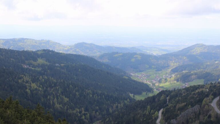 Dieses Bild zeigt eine Webcam-Aufnahme vom Achertal, aufgenommen am Sonntag, den 19.04.2026 um 14:30 Uhr. Die Temperatur betrug 7.5°C.