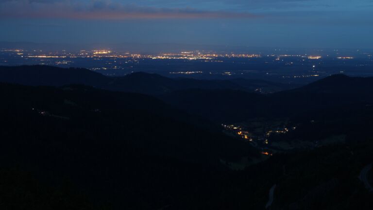 Dieses Bild zeigt eine Webcam-Aufnahme vom Achertal, aufgenommen am Sonntag, den 01.06.2025 um 04:40 Uhr. Die Temperatur betrug 15.3°C.
