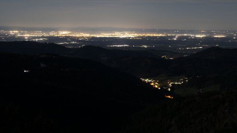 Dieses Bild zeigt eine Webcam-Aufnahme vom Achertal, aufgenommen am Sonntag, den 05.04.2026 um 04:00 Uhr. Die Temperatur betrug 9.8°C.