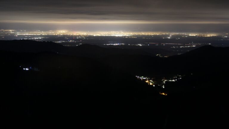 Dieses Bild zeigt eine Webcam-Aufnahme vom Achertal, aufgenommen am Dienstag, den 11.11.2025 um 00:30 Uhr. Die Temperatur betrug 4.6°C.