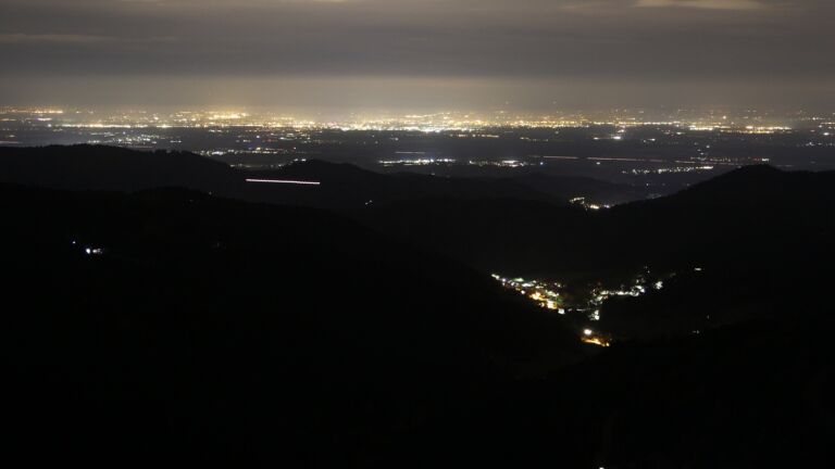 Dieses Bild zeigt eine Webcam-Aufnahme vom Achertal, aufgenommen am Sonntag, den 19.10.2025 um 22:00 Uhr. Die Temperatur betrug 10.9°C.