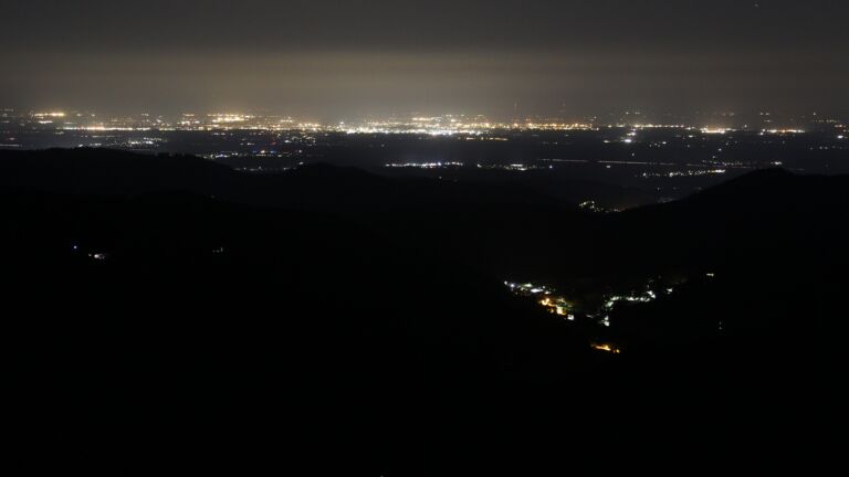 Dieses Bild zeigt eine Webcam-Aufnahme vom Achertal, aufgenommen am Freitag, den 20.06.2025 um 02:10 Uhr. Die Temperatur betrug 14.6°C.
