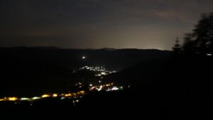 Dieses Bild zeigt eine Webcam-Aufnahme vom Achertal, aufgenommen am Freitag, den 26.06.2026 um 02:30 Uhr. Die Temperatur betrug 28°C.