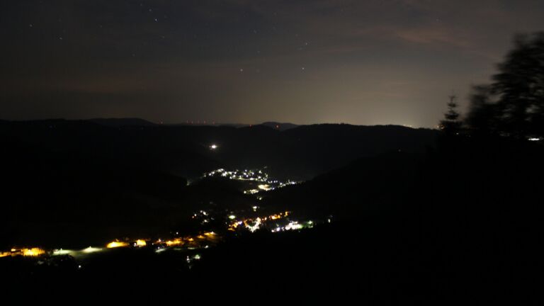 Dieses Bild zeigt eine Webcam-Aufnahme vom Achertal, aufgenommen am Freitag, den 26.06.2026 um 02:30 Uhr. Die Temperatur betrug 28°C.