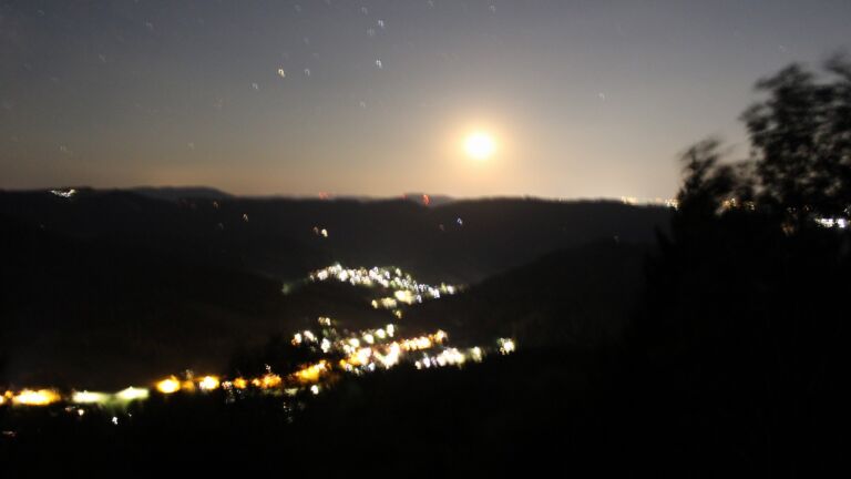 Dieses Bild zeigt eine Webcam-Aufnahme vom Achertal, aufgenommen am Mittwoch, den 19.08.2026 um 22:20 Uhr. Die Temperatur betrug 25.2°C.