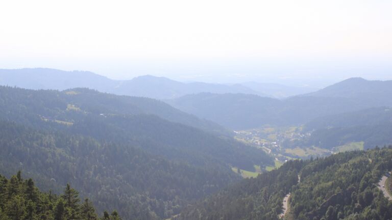 Dieses Bild zeigt eine Webcam-Aufnahme vom Achertal, aufgenommen am Mittwoch, den 11.06.2025 um 17:40 Uhr. Die Temperatur betrug 20.3°C.