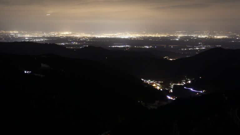 Dieses Bild zeigt eine Webcam-Aufnahme vom Achertal, aufgenommen am Mittwoch, den 14.01.2026 um 22:30 Uhr. Die Temperatur betrug 5.5°C.