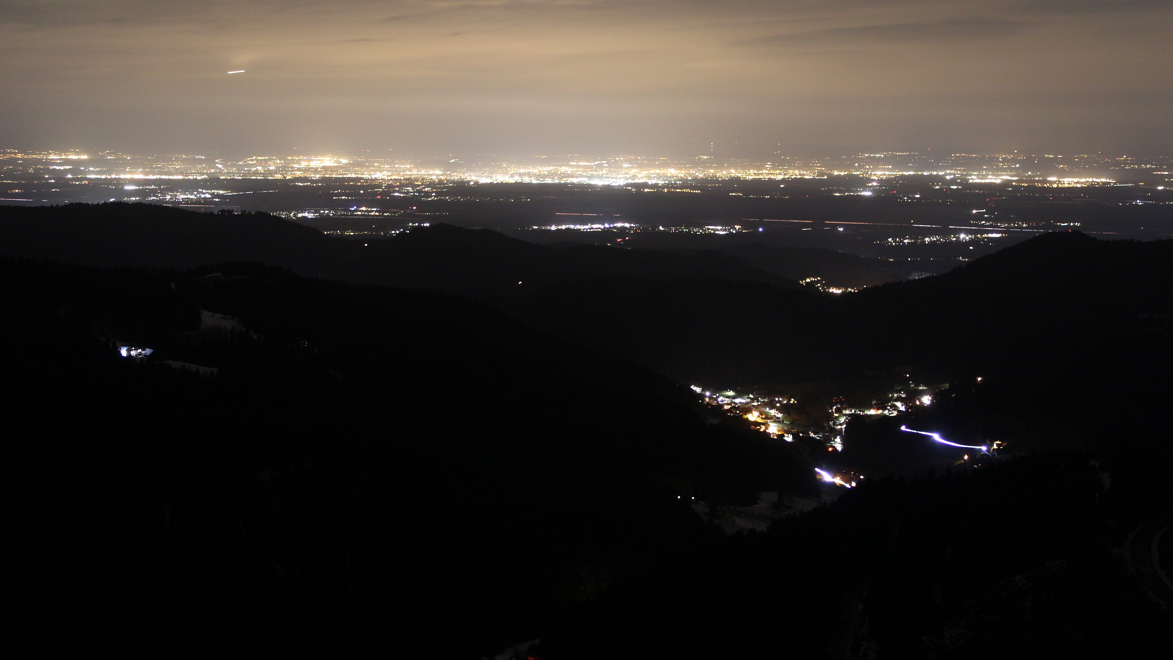 Dieses Bild zeigt eine Webcam-Aufnahme vom Achertal, aufgenommen am Mittwoch, den 14.01.2026 um 22:30 Uhr. Die Temperatur betrug 5.5°C.