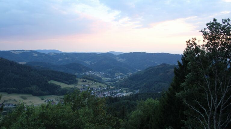 Dieses Bild zeigt eine Webcam-Aufnahme vom Achertal, aufgenommen am Samstag, den 15.08.2026 um 20:30 Uhr. Die Temperatur betrug 28.8°C.