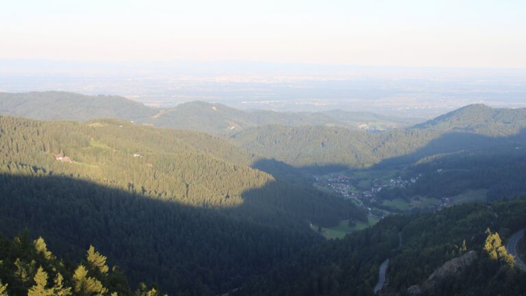 Dieses Bild zeigt eine Webcam-Aufnahme vom Achertal, aufgenommen am Montag, den 25.08.2025 um 07:30 Uhr. Die Temperatur betrug 12.3°C.