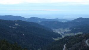 Dieses Bild zeigt eine Webcam-Aufnahme vom Achertal, aufgenommen am Dienstag, den 02.12.2025 um 16:50 Uhr. Die Temperatur betrug 4.5°C.