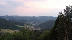 Dieses Bild zeigt eine Webcam-Aufnahme vom Achertal, aufgenommen am Dienstag, den 04.08.2026 um 21:10 Uhr. Die Temperatur betrug 27.1°C.