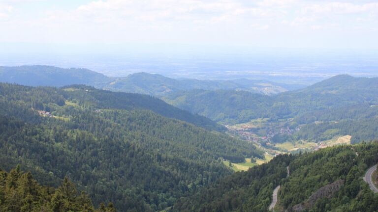 Dieses Bild zeigt eine Webcam-Aufnahme vom Achertal, aufgenommen am Freitag, den 23.05.2025 um 14:20 Uhr. Die Temperatur betrug 7.2°C.