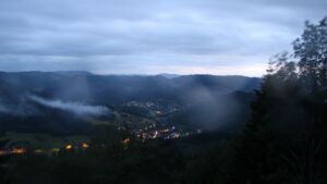 Dieses Bild zeigt eine Webcam-Aufnahme vom Achertal, aufgenommen am Freitag, den 12.06.2026 um 22:00 Uhr. Die Temperatur betrug 12.8°C.