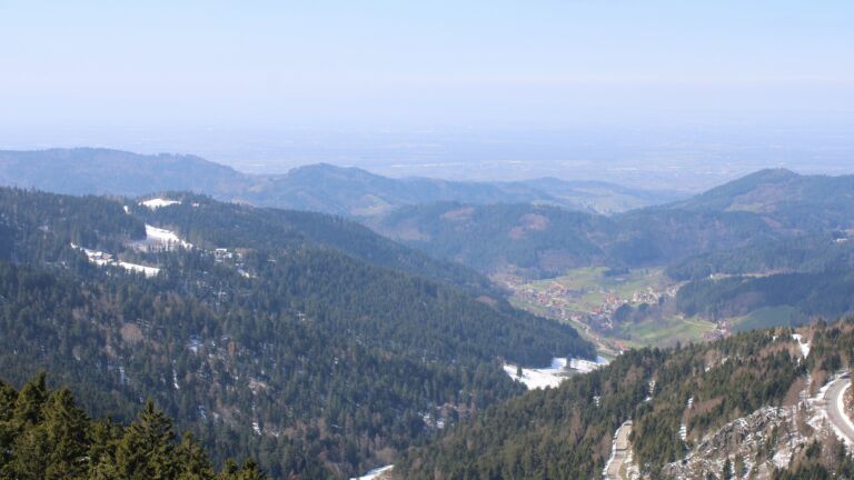 Dieses Bild zeigt eine Webcam-Aufnahme vom Achertal, aufgenommen am Donnerstag, den 02.04.2026 um 13:30 Uhr. Die Temperatur betrug 6°C.