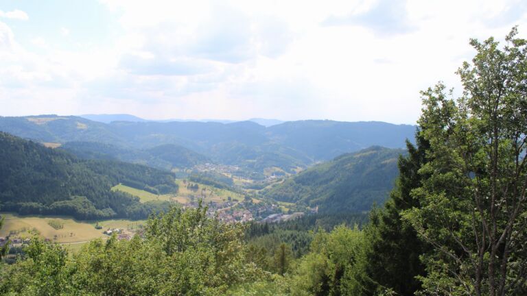 Dieses Bild zeigt eine Webcam-Aufnahme vom Achertal, aufgenommen am Mittwoch, den 05.08.2026 um 15:20 Uhr. Die Temperatur betrug 30°C.