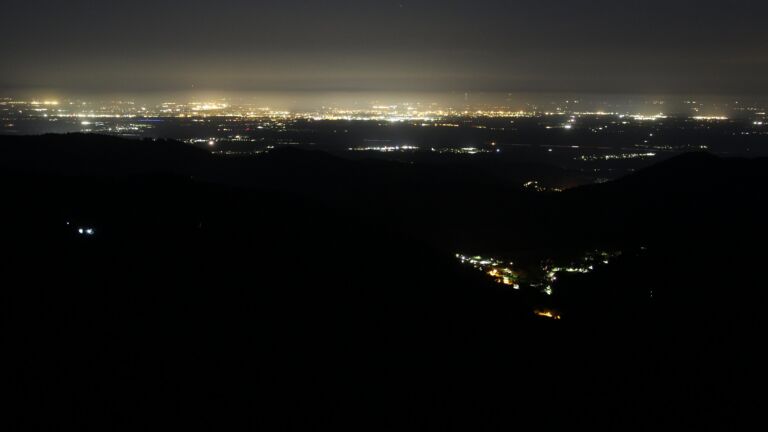 Dieses Bild zeigt eine Webcam-Aufnahme vom Achertal, aufgenommen am Sonntag, den 26.04.2026 um 04:40 Uhr. Die Temperatur betrug 10.8°C.