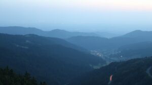 Dieses Bild zeigt eine Webcam-Aufnahme vom Achertal, aufgenommen am Freitag, den 13.06.2025 um 22:10 Uhr. Die Temperatur betrug 21.3°C.