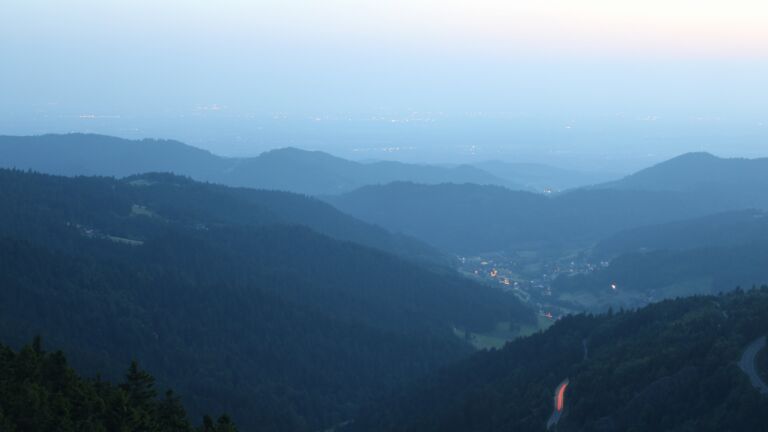 Dieses Bild zeigt eine Webcam-Aufnahme vom Achertal, aufgenommen am Freitag, den 13.06.2025 um 22:10 Uhr. Die Temperatur betrug 21.3°C.