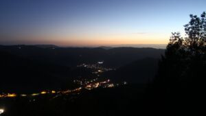 Dieses Bild zeigt eine Webcam-Aufnahme vom Achertal, aufgenommen am Mittwoch, den 28.10.2026 um 18:10 Uhr. Die Temperatur betrug 6.9°C.