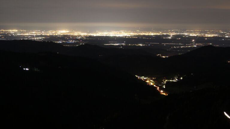 Dieses Bild zeigt eine Webcam-Aufnahme vom Achertal, aufgenommen am Donnerstag, den 30.10.2025 um 22:00 Uhr. Die Temperatur betrug 5.4°C.