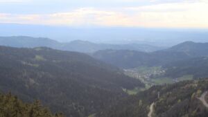 Dieses Bild zeigt eine Webcam-Aufnahme vom Achertal, aufgenommen am Dienstag, den 22.04.2025 um 19:00 Uhr. Die Temperatur betrug 11°C.