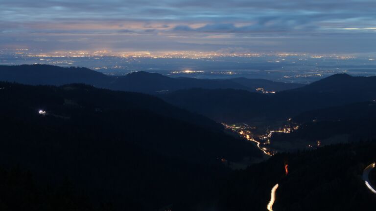 Dieses Bild zeigt eine Webcam-Aufnahme vom Achertal, aufgenommen am Freitag, den 05.12.2025 um 17:20 Uhr. Die Temperatur betrug 1.6°C.