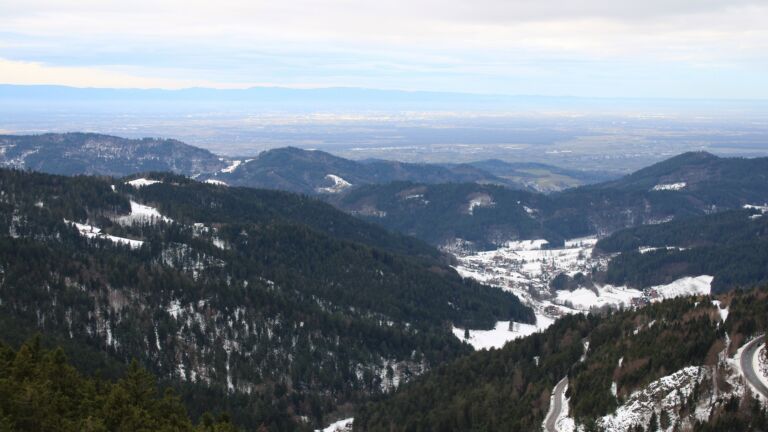 Dieses Bild zeigt eine Webcam-Aufnahme vom Achertal, aufgenommen am Dienstag, den 13.01.2026 um 10:10 Uhr. Die Temperatur betrug 5.8°C.