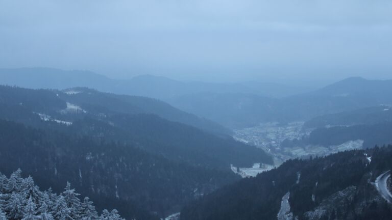 Dieses Bild zeigt eine Webcam-Aufnahme vom Achertal, aufgenommen am Mittwoch, den 24.12.2025 um 16:20 Uhr. Die Temperatur betrug -5.9°C.