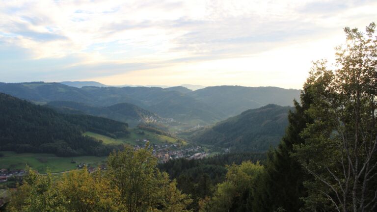 Dieses Bild zeigt eine Webcam-Aufnahme vom Achertal, aufgenommen am Freitag, den 16.10.2026 um 17:50 Uhr. Die Temperatur betrug 19.5°C.