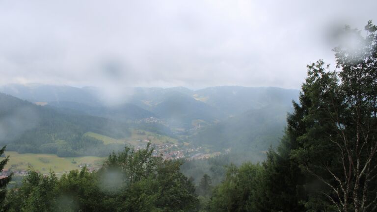Dieses Bild zeigt eine Webcam-Aufnahme vom Achertal, aufgenommen am Montag, den 27.07.2026 um 10:20 Uhr. Die Temperatur betrug 13.7°C.