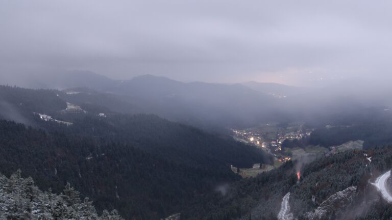 Dieses Bild zeigt eine Webcam-Aufnahme vom Achertal, aufgenommen am Montag, den 17.11.2025 um 17:10 Uhr. Die Temperatur betrug -2.1°C.