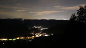 Dieses Bild zeigt eine Webcam-Aufnahme vom Achertal, aufgenommen am Donnerstag, den 15.10.2026 um 22:00 Uhr. Die Temperatur betrug 15.4°C.