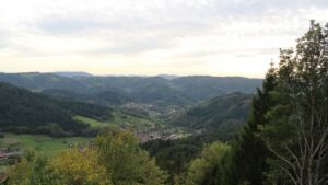 Dieses Bild zeigt eine Webcam-Aufnahme vom Achertal, aufgenommen am Donnerstag, den 22.10.2026 um 16:50 Uhr. Die Temperatur betrug 8.9°C.